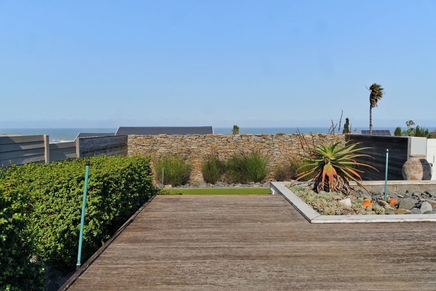 4 Bedroom Property for Sale in Winterstrand Eastern Cape